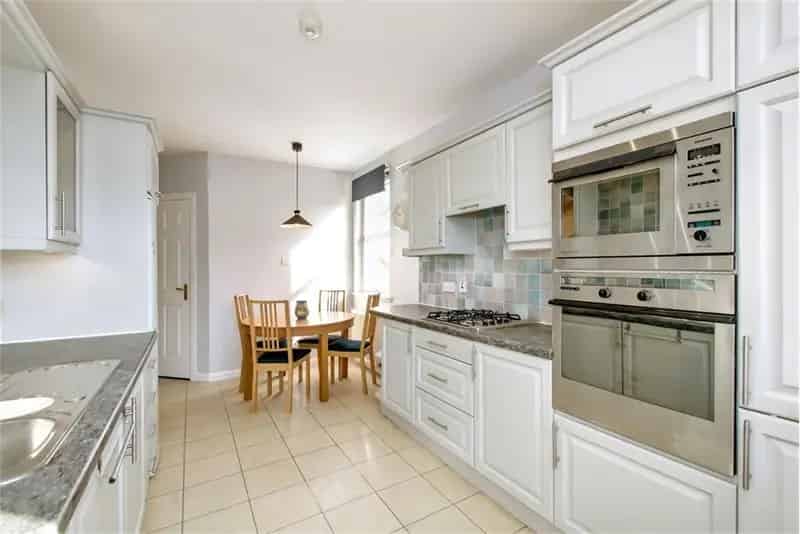 2 Bed Flat First Floor Grange 2 Bathrooms Residents Parking