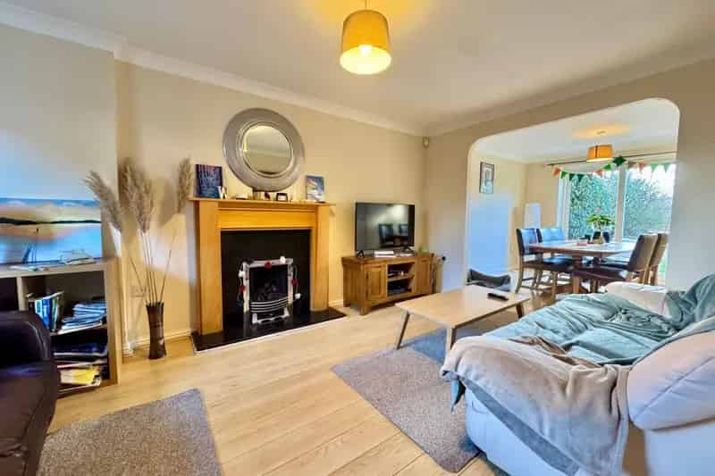 5 Bed 2 Bath House with Garage and Garden