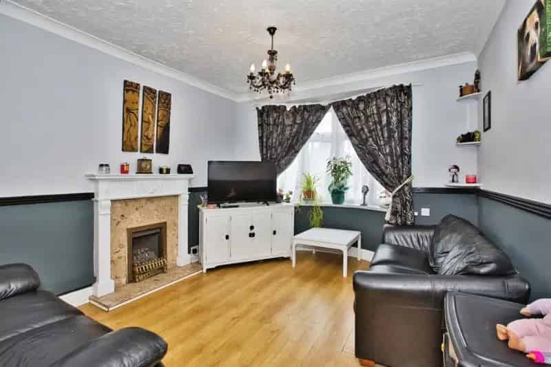 3 Bed House with Conservatory and Garage