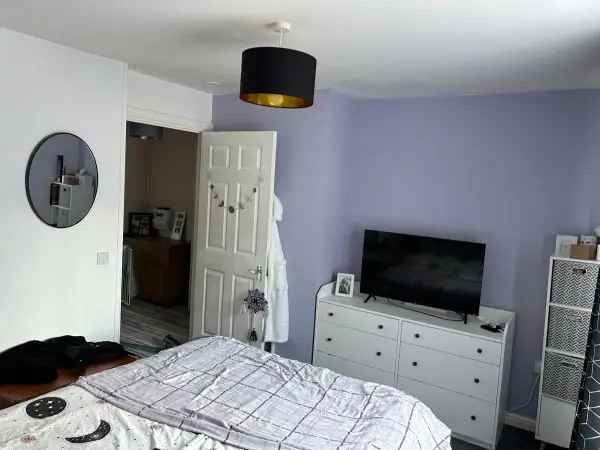 Flat For Rent in Kingswood, England