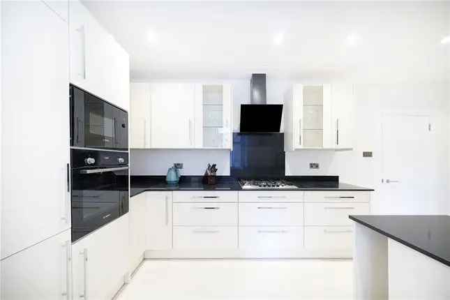 Flat to rent in Iverna Court, Kensington, London W8