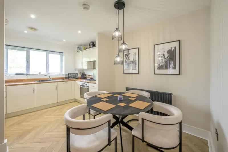 2 bed flat for sale