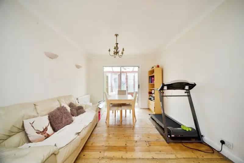 Spacious 3-Bedroom Semi-Detached House in Broxbourne