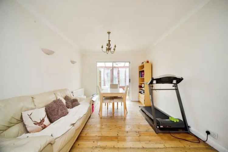 Spacious 3-Bedroom Semi-Detached House in Broxbourne