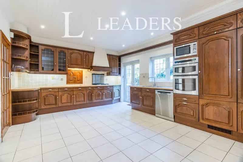 5 Bedroom Detached House with En-suite Bathrooms and Large Gardens