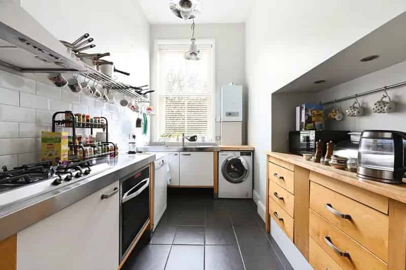 Two-Bedroom Victorian Apartment in Tunbridge Wells with Parking