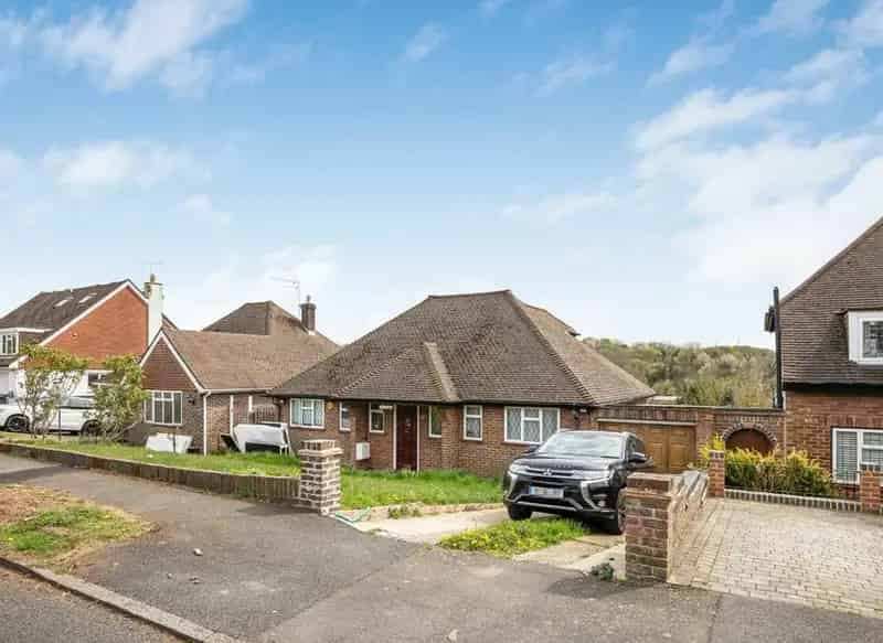 Three Bedroom Detached Bungalow Near Riddlesdown Station