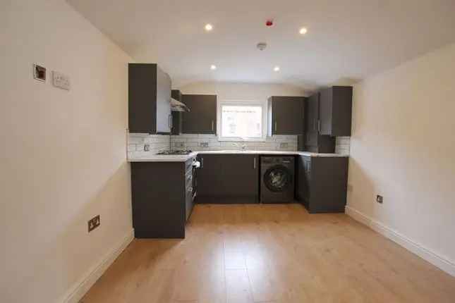 Flat to rent in Plasnewydd Road, Roath, Cardiff CF24