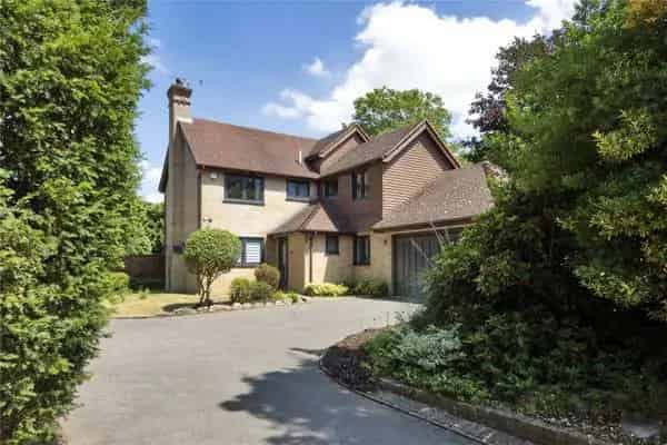 6 Bed Family Home with Modern Kitchen and Conservatory