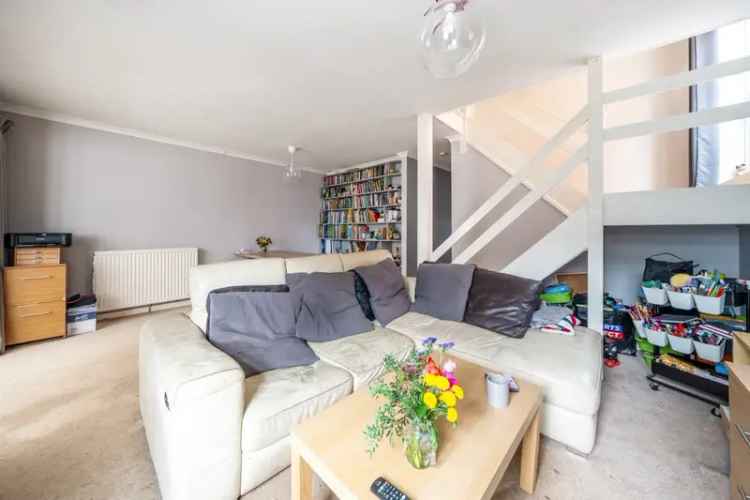 Three Bedroom Semi-Detached House Near Maidenhead Station