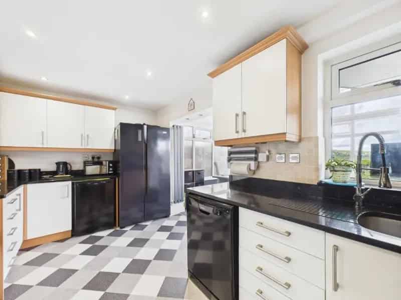3 Bed End Terrace House For Sale Near Schools and Station