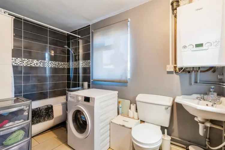 Spacious Family Home with Garage and Private Garden