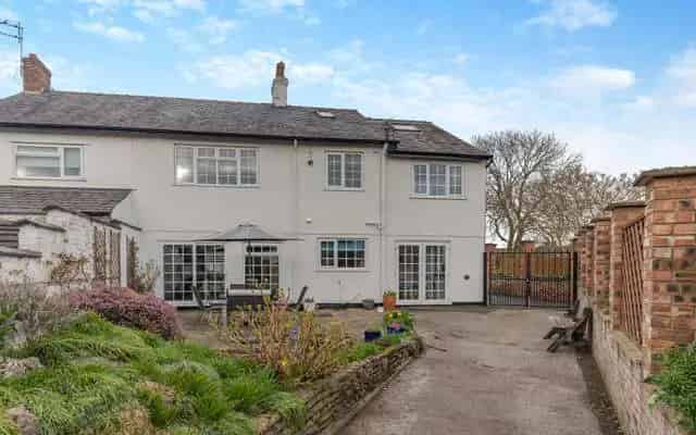 4 Bedroom Family Home with Large Garden and Tandem Garage