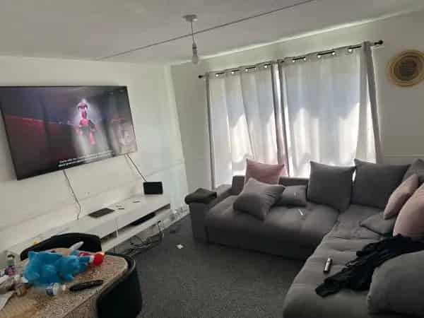 2nd Floor Flat near School and Station