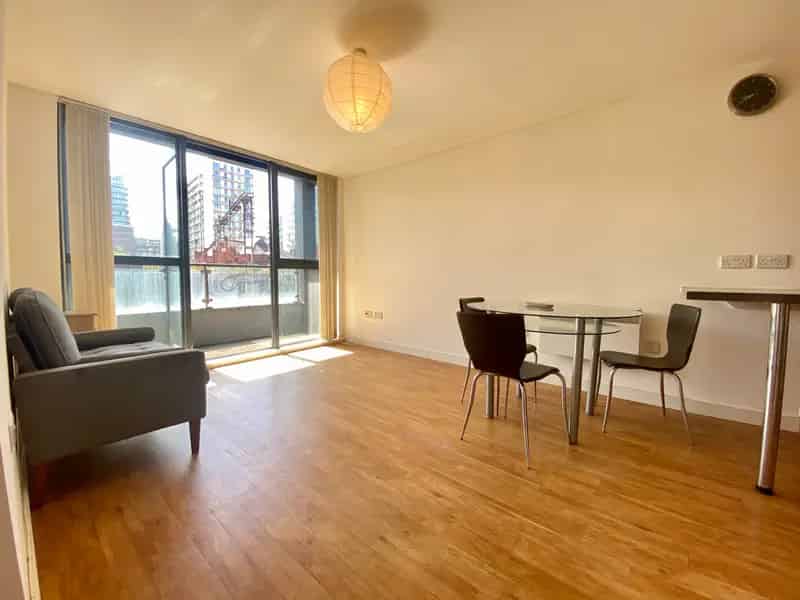 2 Bed 2 Bath Salford Apartment Near Deansgate