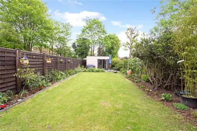 Detached House for Sale in Ealing W5