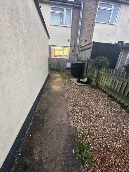 Spacious 3 Bed House with Garage and Garden - New Kitchen and Boiler