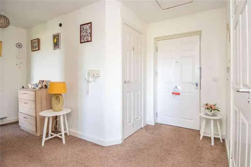 2 bed flat for sale