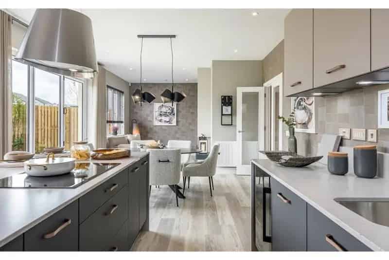 5 Bed Detached House with 2 Reception Rooms
