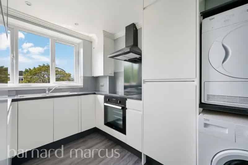 Three Bedroom Apartment Putney Top Floor Balcony Lift Access