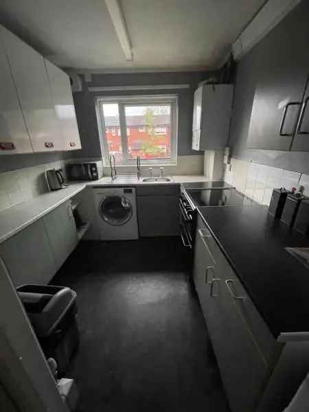 Flat For Rent in Salford, England