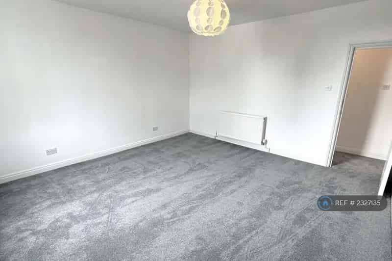 2 Bedroom Flat Gloucester Road Parking