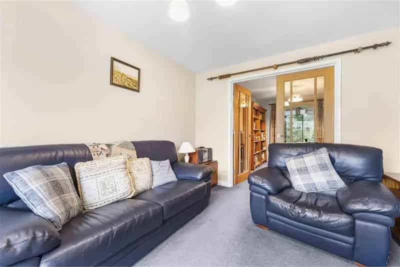 3 Bed Semi-Detached House with 2 Reception Rooms and Garage