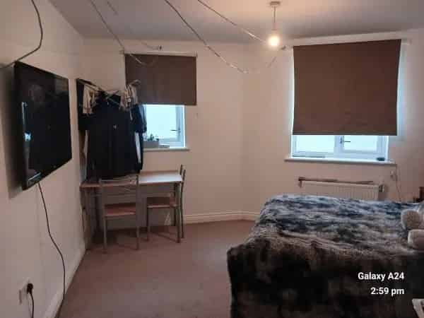 1 Bed Apartment near Park, Shops and Train Station