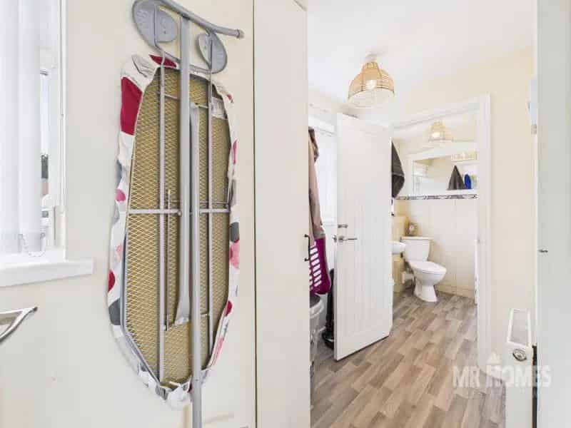 4 Bed Family Home with Landscaped Gardens and Outbuilding