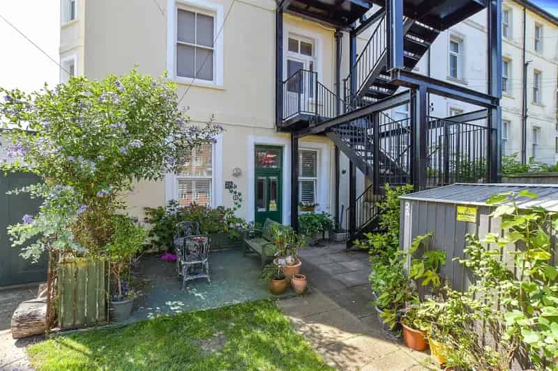 2 Bedroom Apartment near Hythe Beach