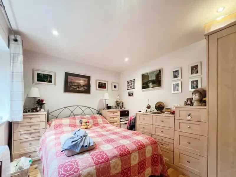 2 Bed Flat for Sale Leigh Next to Lilford Park