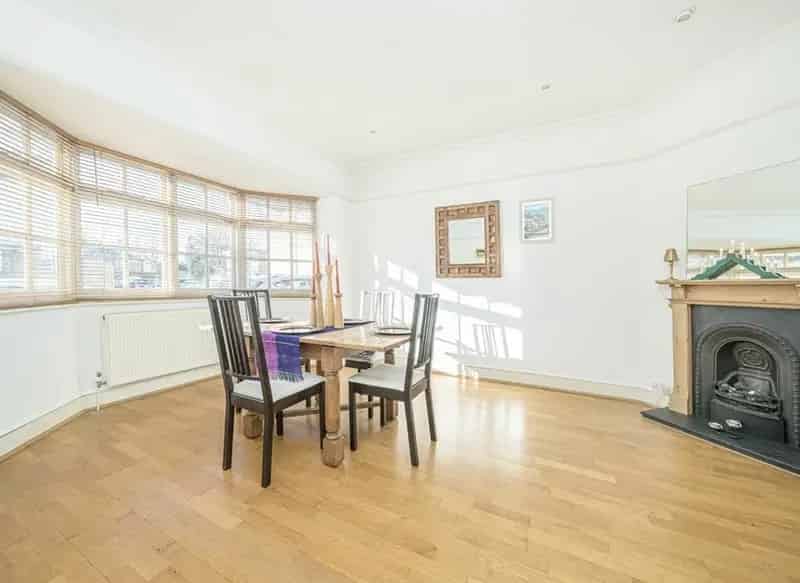 Three Bedroom Period Property Sunbury Village No Forward Chain