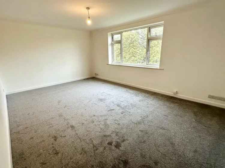 2 Bedroom Flat with Garage and Parking