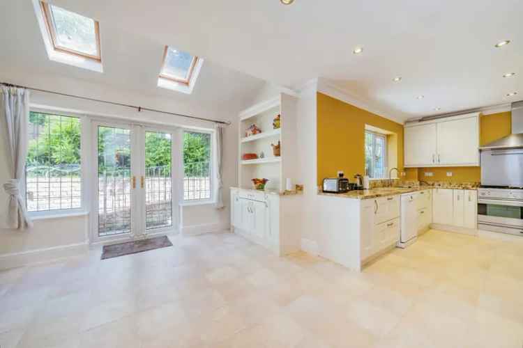 Semi-detached house For Sale in Cross Lane, Croft, England