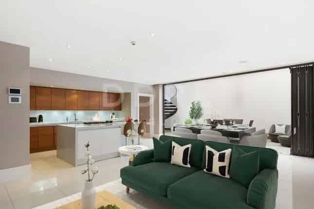 6-Bedroom Detached House for Sale in London
