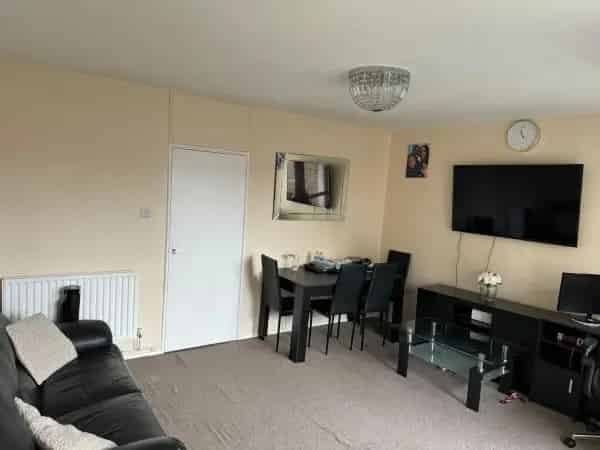 Spacious 2-Bed Flat near Transport Links and Shops