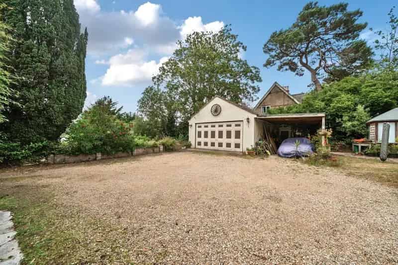 3 Bedroom Detached House Near Bournemouth Beach