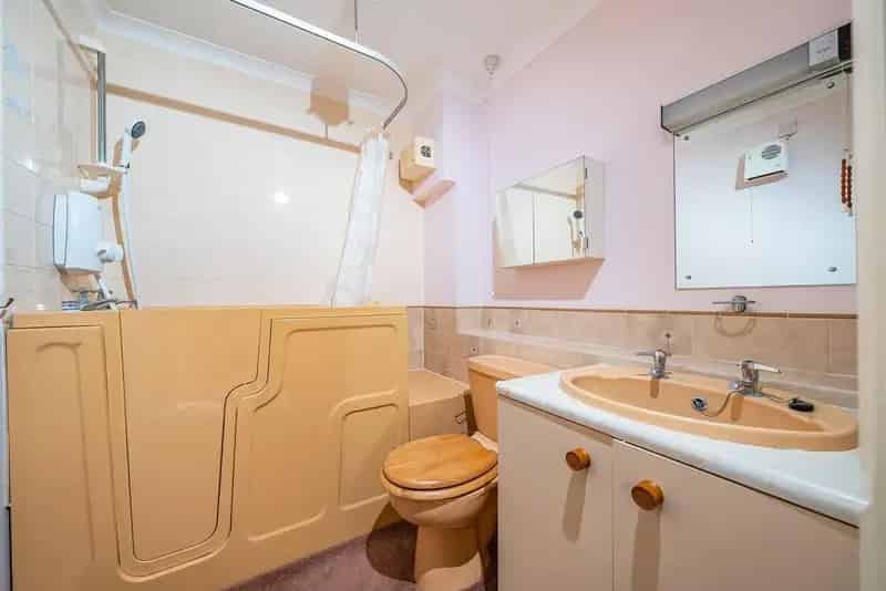 Spacious One Bedroom Retirement Flat Near Public Transport