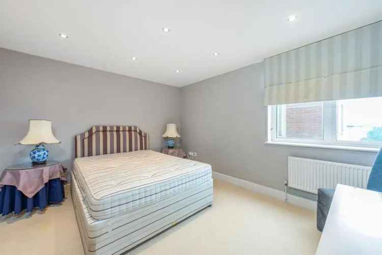 One Double Bedroom Apartment with Private Balcony NW8