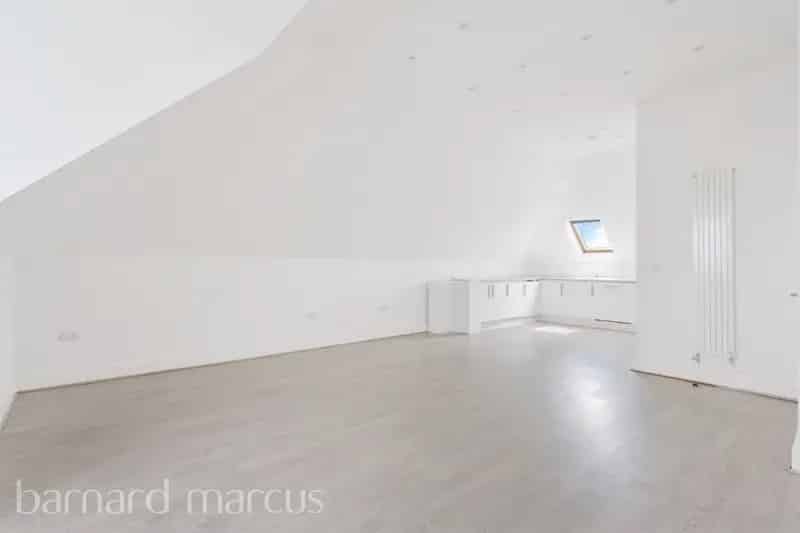Spacious 2-Bed Apartment 88.5 sq m - Ideal for First-Time Buyers or Investors