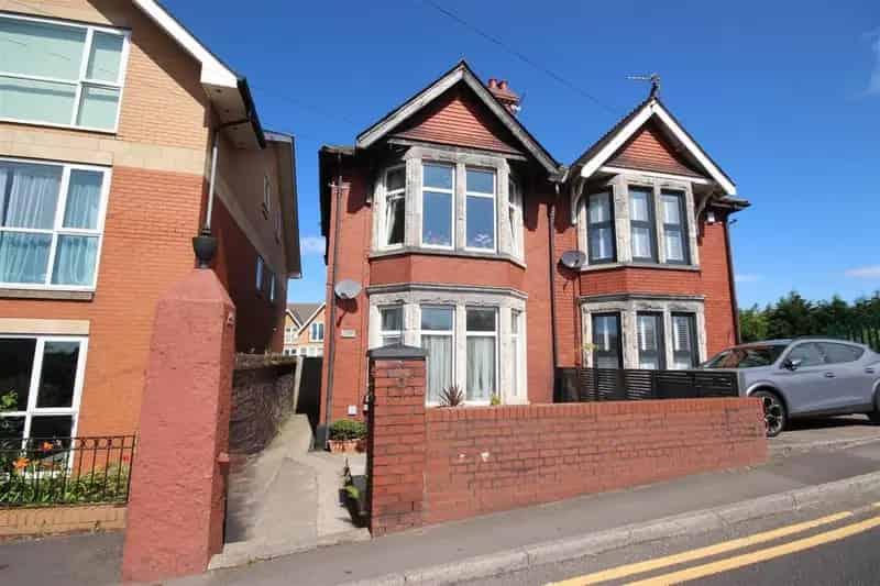 2 Bedroom Flat for Sale Near Public Transport and Schools