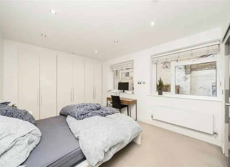 Spacious 2-Bed 2-Bath Apartment in Boutique SE1 Development