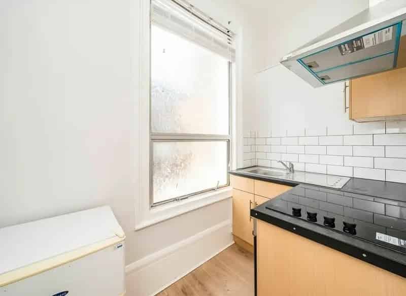 Studio Flat near High Street Tube