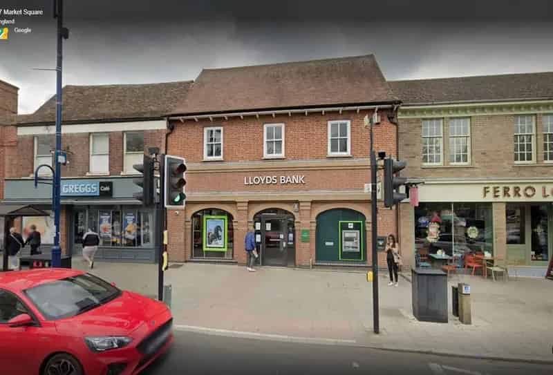 Two Story Commercial Unit with Rear Access and Ample Parking