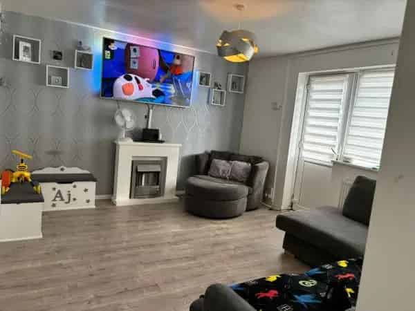 2 Bed Ground Floor Flat Private Garden Newly Decorated