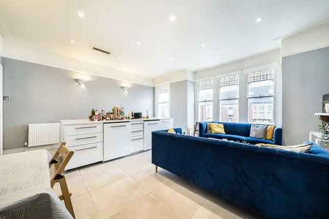 Flat to rent in Louisville Road, London SW17