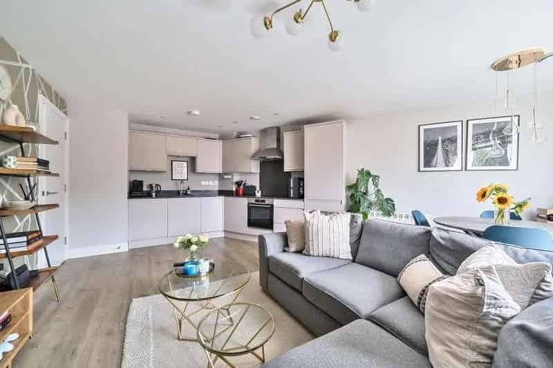 2 Bed Flat for Sale in Egham