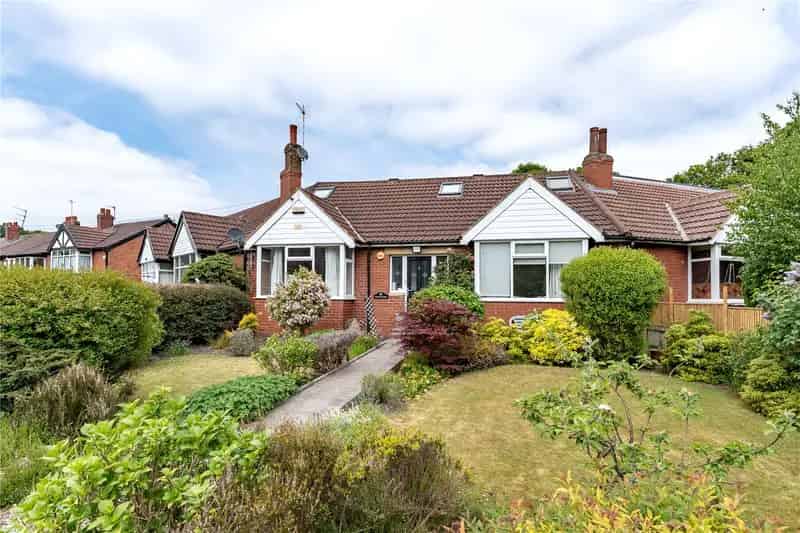 Spacious Detached Bungalow with Two Double Bedrooms and Private Garden