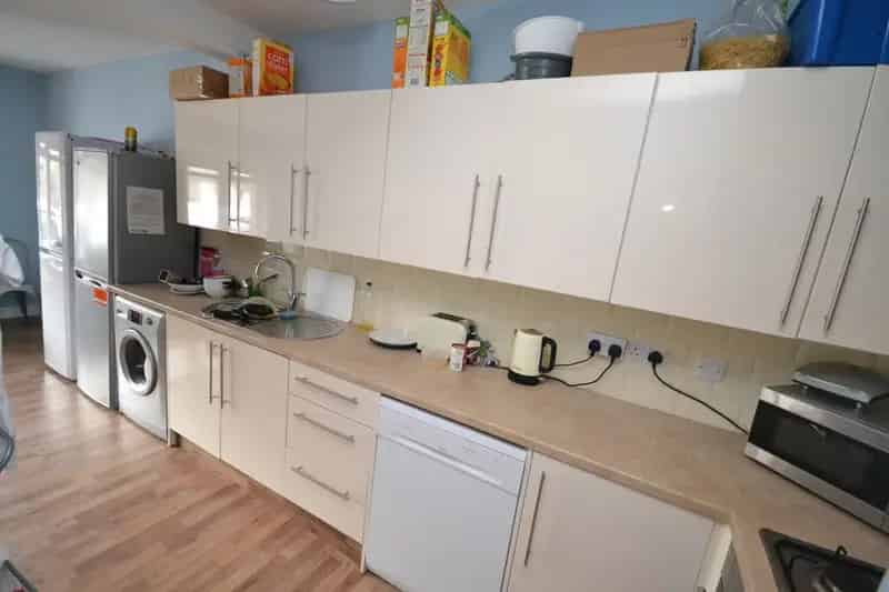 6 Bedroom Semi Detached House Near Queens Medical Centre