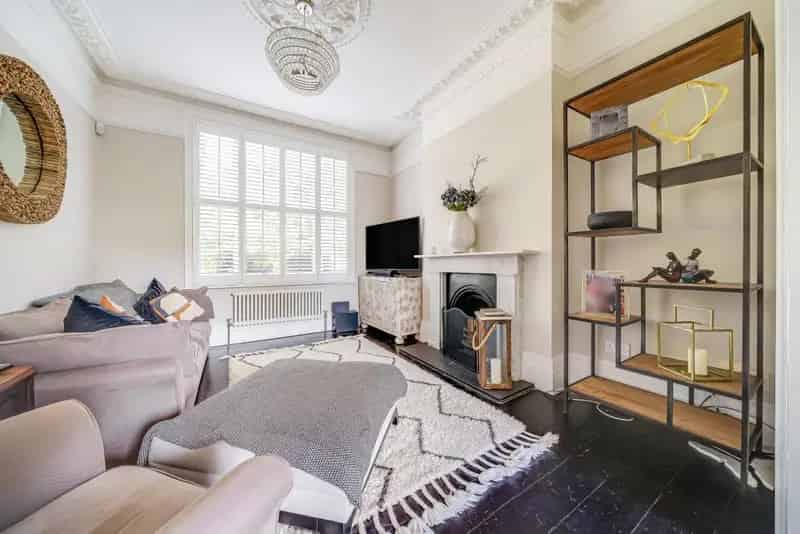 Chislehurst Semi-Detached House Near Station and Schools